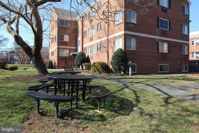 820 S Washington St in Alexandria, VA - Building Photo - Building Photo