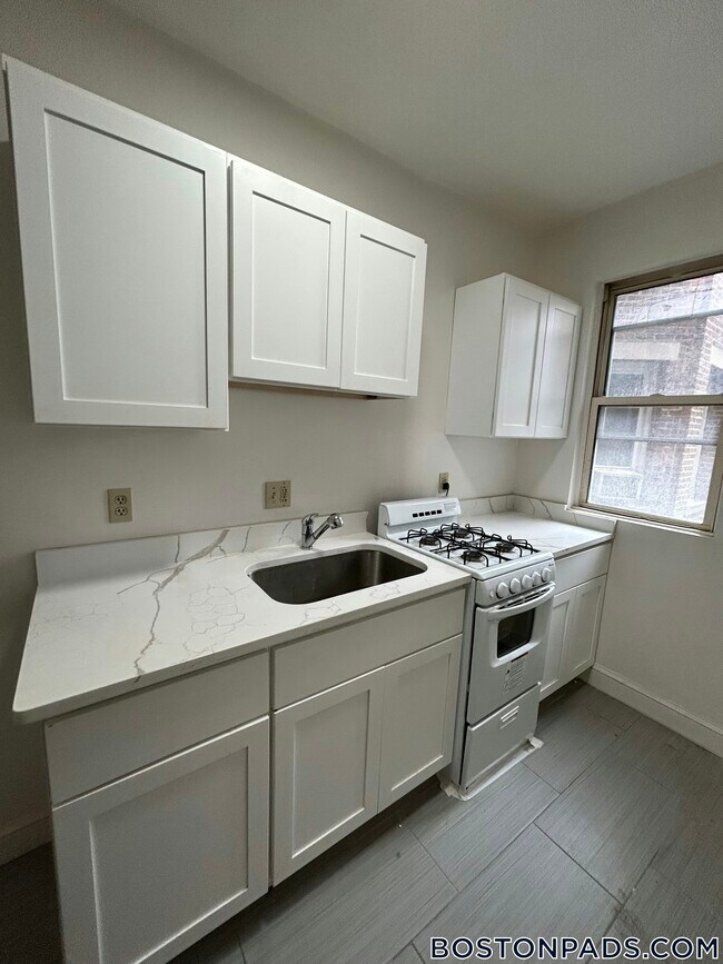 11 Scottfield Rd, Unit 5 in Boston, MA - Foto de edificio - Building Photo