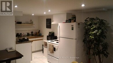 94 Hurley Rd in Ajax, ON - Building Photo - Building Photo