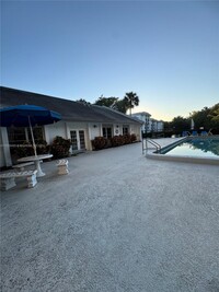 721 N Pine Island Rd in Plantation, FL - Building Photo - Building Photo