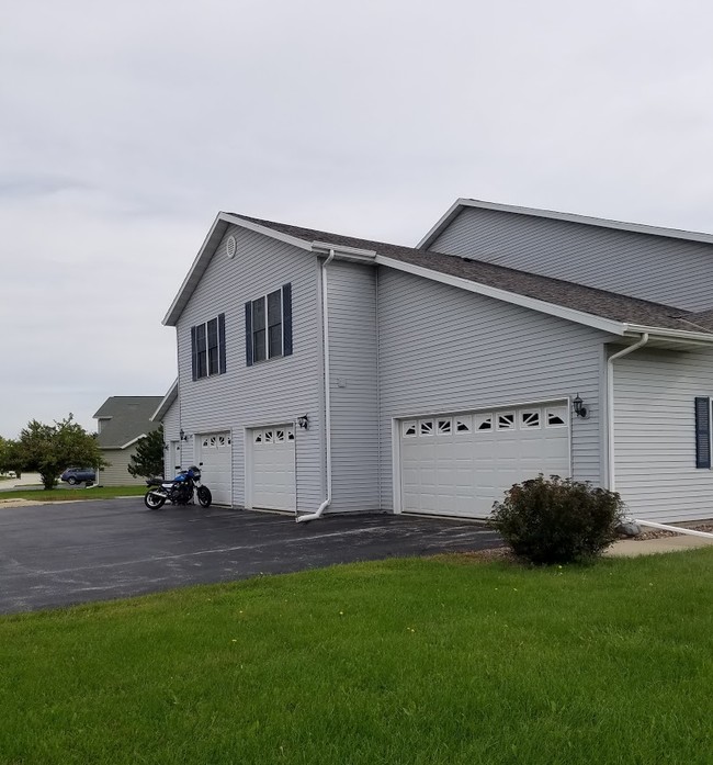 262 S Lar-Ann St, Unit 02 in Belgium, WI - Foto de edificio - Building Photo
