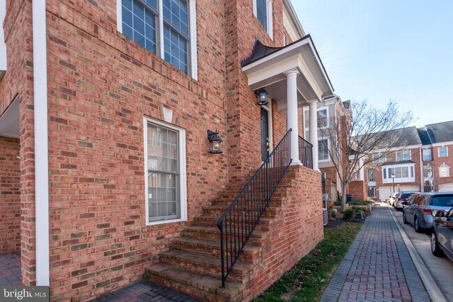 1308 McLean Crest Ct in McLean, VA - Building Photo - Building Photo
