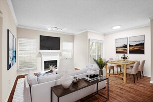 Creekview Apartments in Dallas, TX - Building Photo