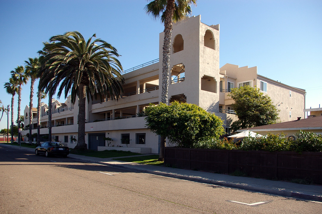 Elder Seacoast Condominiums in Imperial Beach, CA - Foto de edificio