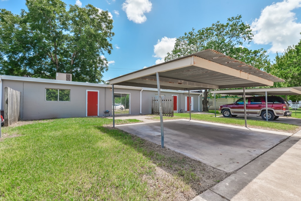 214 E Kiber St in Angleton, TX - Foto de edificio