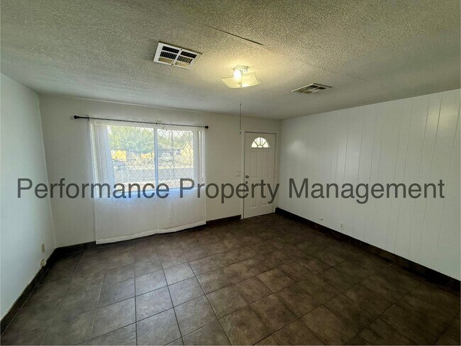 10705 Santa Barbara St in Lamont, CA - Building Photo - Building Photo