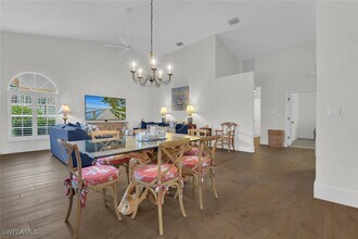2124 Paget Cir in Naples, FL - Foto de edificio - Building Photo