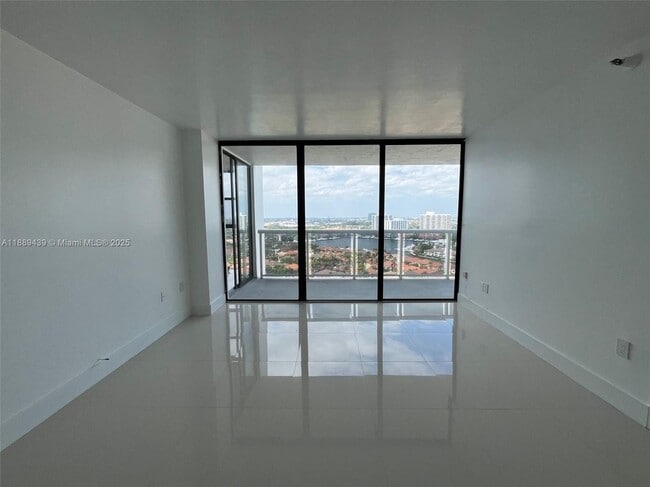 20505 E Country Club Dr in Aventura, FL - Building Photo - Building Photo