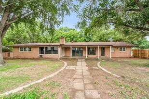 2108 Granada Dr in Wichita Falls, TX - Building Photo
