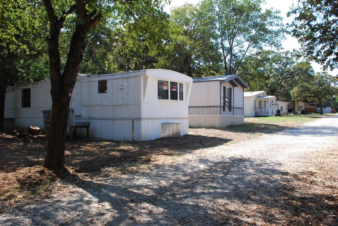 425 Shady Shores Dr in Lake Dallas, TX - Building Photo