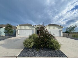 521 Grayson Ln in Seguin, TX - Building Photo