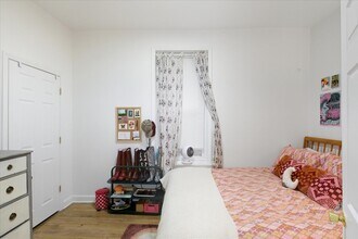 2350 W Charleston St, Unit 2F in Chicago, IL - Foto de edificio - Building Photo