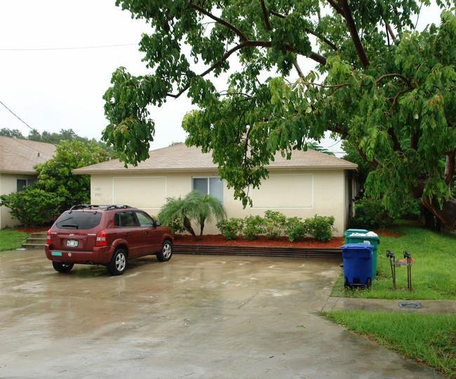 2565-2587 NE 183rd St in North Miami Beach, FL - Foto de edificio - Building Photo