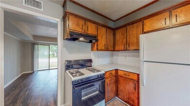 1108 Forest Glen Ct in Bryan, TX - Foto de edificio - Building Photo