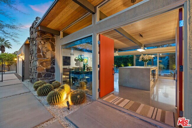 207 N Debby Dr in Palm Springs, CA - Building Photo - Building Photo