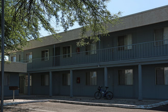 Executive Apartments in Tucson, AZ - Building Photo - Building Photo