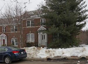 4013 Davis Pl NW in Washington, DC - Foto de edificio - Building Photo