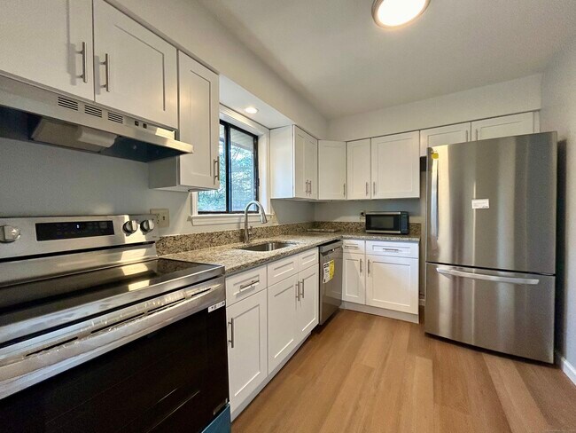 7 Homestead Ln in Brookfield, CT - Building Photo - Building Photo