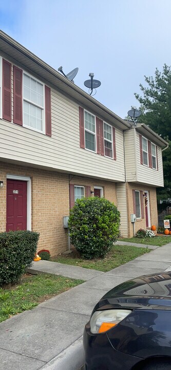 374 Woodstock Ln in Winchester, VA - Building Photo