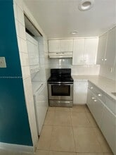 10090 NW 80th Ct in Hialeah Gardens, FL - Foto de edificio - Building Photo