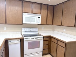 545 S Ranch View Cir, Unit 97 in Anaheim, CA - Building Photo - Building Photo