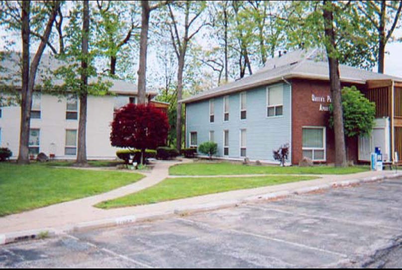 Queen's Park Apartments in Michigan City, IN - Building Photo