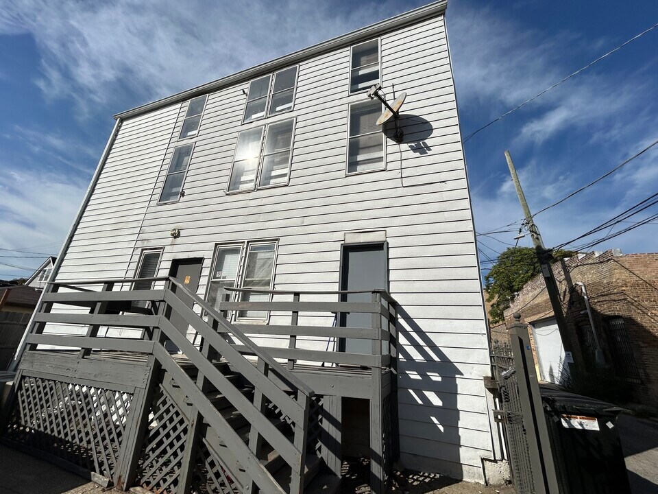 3618 W George St, Unit CH3 in Chicago, IL - Building Photo