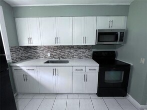 1572 NE 135th St in North Miami, FL - Building Photo - Building Photo