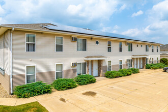 Campus View and Kirkwood Court in Cedar Rapids, IA - Foto de edificio - Building Photo