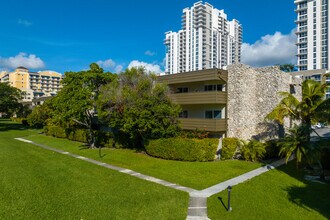 Ledges in Miami, FL - Foto de edificio - Building Photo
