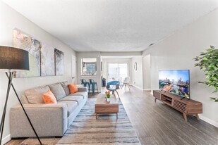 2215 Town Lake Cir in Austin, TX - Building Photo