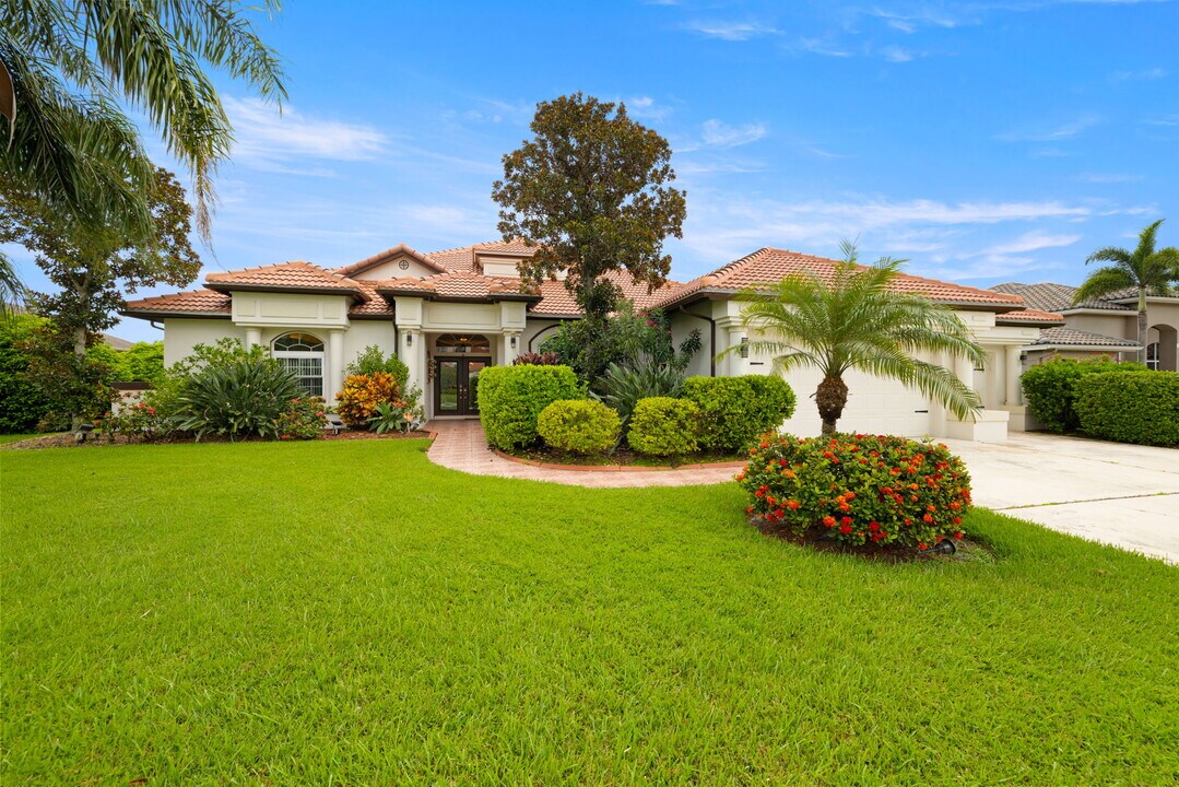 1873 Lago Vista Blvd in Palm Harbor, FL - Building Photo