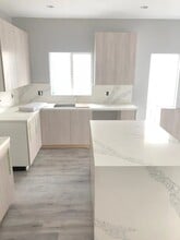 1348 Carmona Ave, Unit 1 in Los Angeles, CA - Building Photo - Building Photo