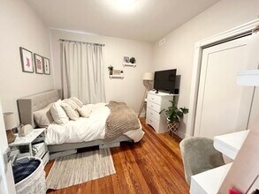 74 Marine Rd, Unit 2 in Boston, MA - Foto de edificio - Building Photo