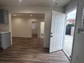 14768 San Fernando Mission Blvd, Unit 14768 in Mission Hills, CA - Foto de edificio - Building Photo