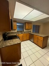 1201 NE Tropicana Rd in Palm Bay, FL - Foto de edificio - Building Photo