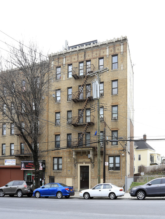 520 Morris Park Ave in Bronx, NY - Building Photo