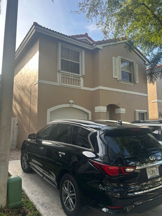 4015 Tree Top Rd in Hollywood, FL - Foto de edificio