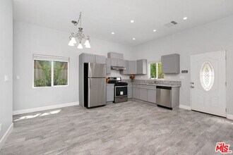 19613 Haynes St in Los Angeles, CA - Building Photo - Building Photo