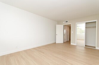 8040 W 83rd St in Playa Del Rey, CA - Foto de edificio - Building Photo