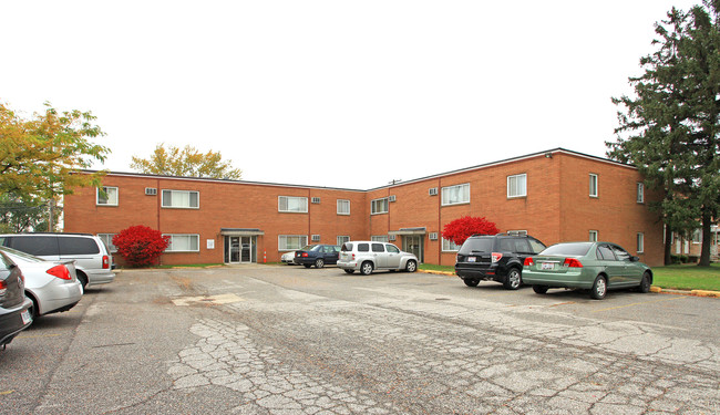 Hilltop Apartments in Cleveland, OH - Building Photo - Building Photo