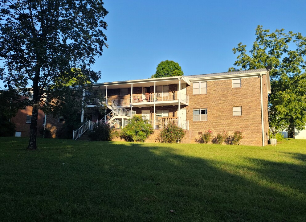 Holly Apartments in Etowah, TN - Building Photo