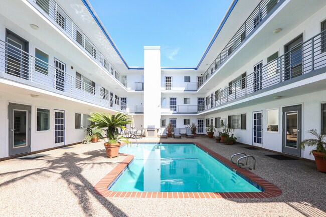 229 Bicknell Ave, Unit 209 in Santa Monica, CA - Building Photo - Building Photo