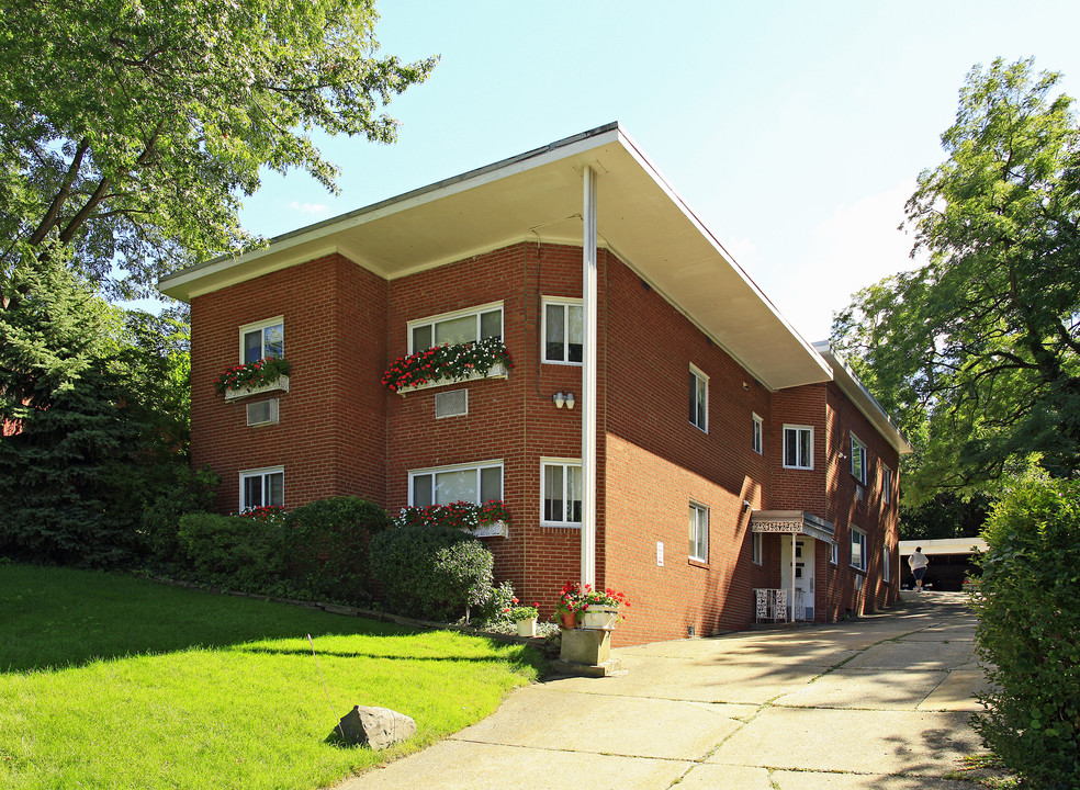 Heights Shamrock Apartments in Cleveland, OH - Building Photo