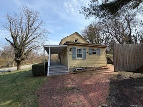 327 W Neck Rd in Lloyd Harbor, NY - Building Photo - Building Photo