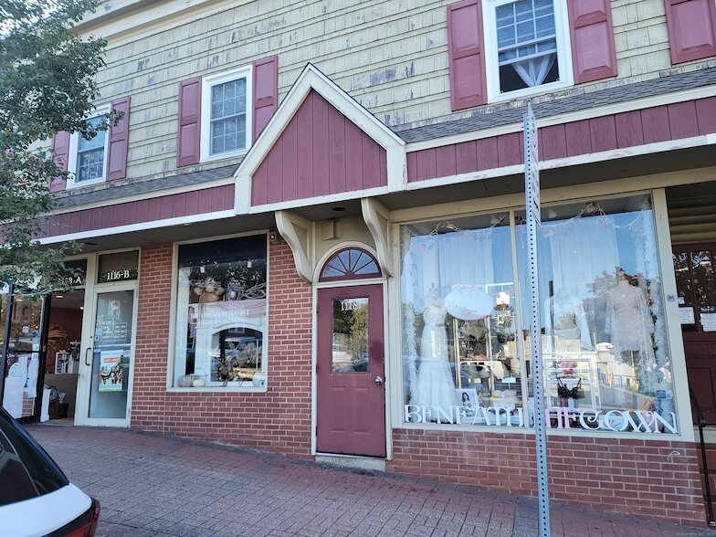 1118 Main St in Branford, CT - Building Photo