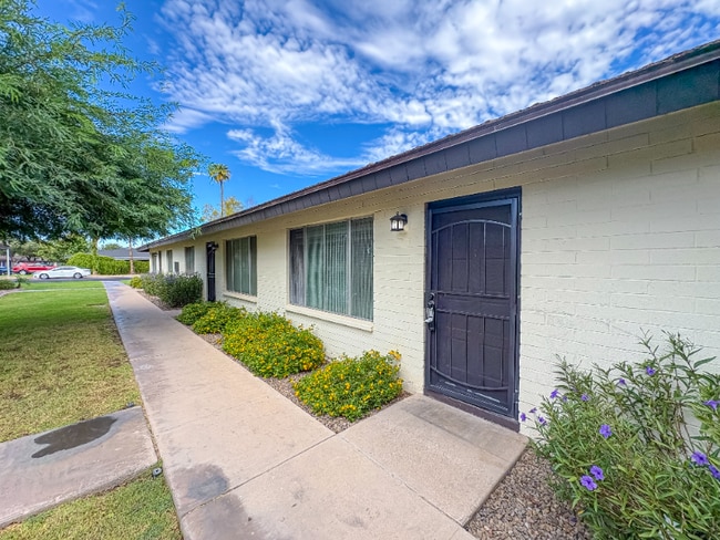 5105 S La Rosa Dr in Tempe, AZ - Foto de edificio - Building Photo