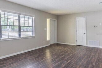 3005 S Kings Ave in Brandon, FL - Building Photo - Building Photo