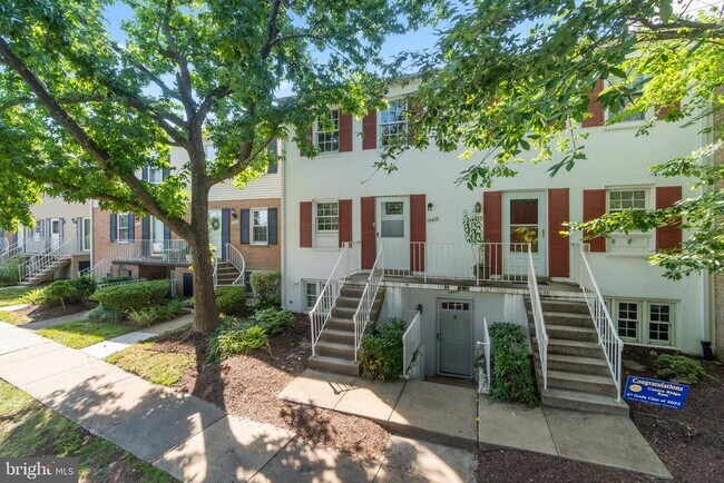 14419 St Germain Dr in Centreville, VA - Foto de edificio - Building Photo
