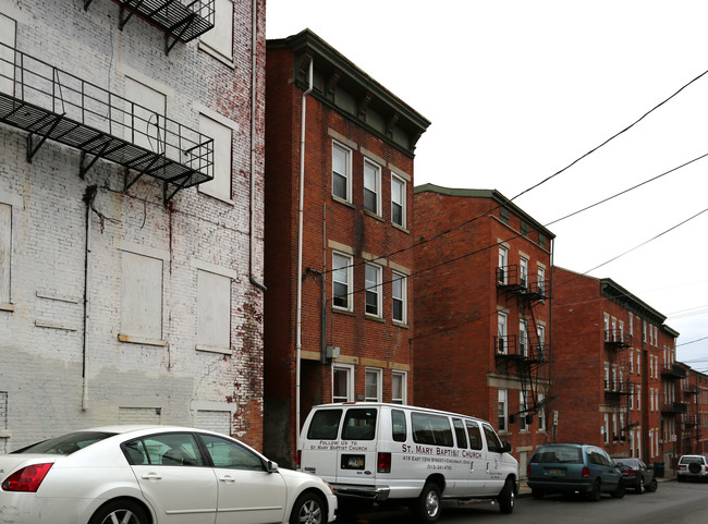 421 E 13th St in Cincinnati, OH - Foto de edificio - Building Photo